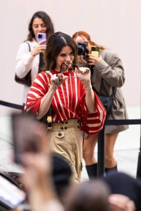 Lana Del Rey signs autographs outside Zimmermann during the Womenswear Collection Prêt à Porter Printemps Eté 2026 as part of Paris Fashion Week PFW , au Carreau du Temple, à Paris, France, le 6 octobre 2025 Julien Sarkissian Bestimage Lana Del Rey is seen outside Zimmermann during the Womenswear Spring Summer 2026 as part of Paris Fashion Week on October 06, 2025 in Paris, France Paris France  Copyright: xJulienxSarkissianx xBestimagexJulienxSarkissianx xBestimagex