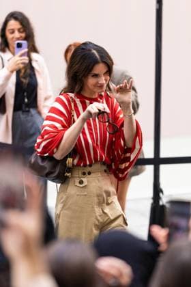 Lana Del Rey signs autographs outside Zimmermann during the Womenswear Collection Prêt à Porter Printemps Eté 2026 as part of Paris Fashion Week PFW , au Carreau du Temple, à Paris, France, le 6 octobre 2025 Julien Sarkissian Bestimage Lana Del Rey is seen outside Zimmermann during the Womenswear Spring Summer 2026 as part of Paris Fashion Week on October 06, 2025 in Paris, France Paris France  Copyright: xJulienxSarkissianx xBestimagexJulienxSarkissianx xBestimagex