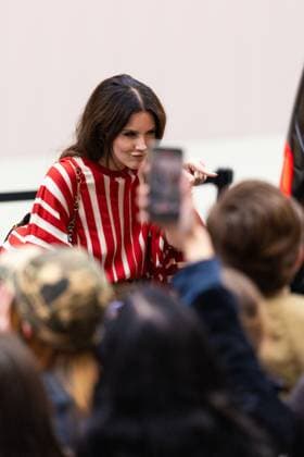 Lana Del Rey signs autographs outside Zimmermann during the Womenswear Collection Prêt à Porter Printemps Eté 2026 as part of Paris Fashion Week PFW , au Carreau du Temple, à Paris, France, le 6 octobre 2025 Julien Sarkissian Bestimage Lana Del Rey is seen outside Zimmermann during the Womenswear Spring Summer 2026 as part of Paris Fashion Week on October 06, 2025 in Paris, France Paris France  Copyright: xJulienxSarkissianx xBestimagexJulienxSarkissianx xBestimagex