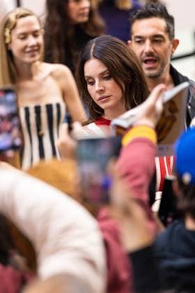 Lana Del Rey signs autographs outside Zimmermann during the Womenswear Collection Prêt à Porter Printemps Eté 2026 as part of Paris Fashion Week PFW , au Carreau du Temple, à Paris, France, le 6 octobre 2025 Julien Sarkissian Bestimage Lana Del Rey is seen outside Zimmermann during the Womenswear Spring Summer 2026 as part of Paris Fashion Week on October 06, 2025 in Paris, France Paris France  Copyright: xJulienxSarkissianx xBestimagexJulienxSarkissianx xBestimagex