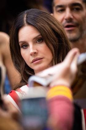 Lana Del Rey signs autographs outside Zimmermann during the Womenswear Collection Prêt à Porter Printemps Eté 2026 as part of Paris Fashion Week PFW , au Carreau du Temple, à Paris, France, le 6 octobre 2025 Julien Sarkissian Bestimage Lana Del Rey is seen outside Zimmermann during the Womenswear Spring Summer 2026 as part of Paris Fashion Week on October 06, 2025 in Paris, France Paris France  Copyright: xJulienxSarkissianx xBestimagexJulienxSarkissianx xBestimagex