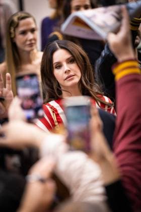 Lana Del Rey signs autographs outside Zimmermann during the Womenswear Collection Prêt à Porter Printemps Eté 2026 as part of Paris Fashion Week PFW , au Carreau du Temple, à Paris, France, le 6 octobre 2025 Julien Sarkissian Bestimage Lana Del Rey is seen outside Zimmermann during the Womenswear Spring Summer 2026 as part of Paris Fashion Week on October 06, 2025 in Paris, France Paris France  Copyright: xJulienxSarkissianx xBestimagexJulienxSarkissianx xBestimagex