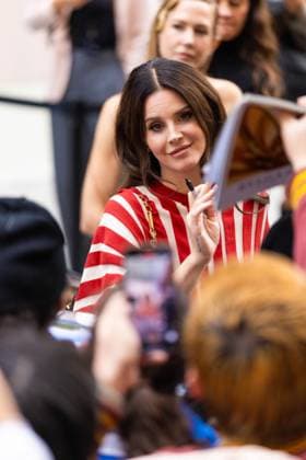 Lana Del Rey signs autographs outside Zimmermann during the Womenswear Collection Prêt à Porter Printemps Eté 2026 as part of Paris Fashion Week PFW , au Carreau du Temple, à Paris, France, le 6 octobre 2025 Julien Sarkissian Bestimage Lana Del Rey is seen outside Zimmermann during the Womenswear Spring Summer 2026 as part of Paris Fashion Week on October 06, 2025 in Paris, France Paris France  Copyright: xJulienxSarkissianx xBestimagexJulienxSarkissianx xBestimagex
