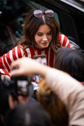 Lana Del Rey signs autographs outside Zimmermann during the Womenswear Collection Prêt à Porter Printemps Eté 2026 as part of Paris Fashion Week PFW , au Carreau du Temple, à Paris, France, le 6 octobre 2025 Julien Sarkissian Bestimage Lana Del Rey is seen outside Zimmermann during the Womenswear Spring Summer 2026 as part of Paris Fashion Week on October 06, 2025 in Paris, France Paris France  Copyright: xJulienxSarkissianx xBestimagexJulienxSarkissianx xBestimagex