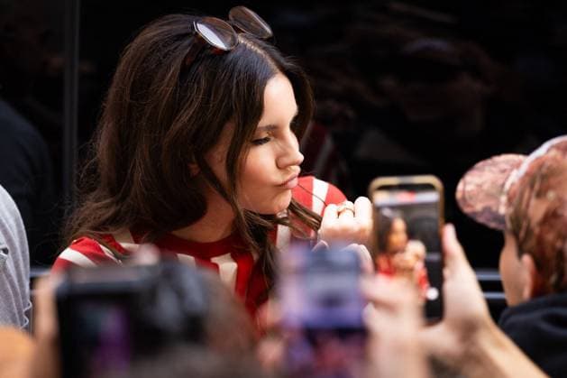 Lana Del Rey signs autographs outside Zimmermann during the Womenswear Collection Prêt à Porter Printemps Eté 2026 as part of Paris Fashion Week PFW , au Carreau du Temple, à Paris, France, le 6 octobre 2025 Julien Sarkissian Bestimage Lana Del Rey is seen outside Zimmermann during the Womenswear Spring Summer 2026 as part of Paris Fashion Week on October 06, 2025 in Paris, France Paris France  Copyright: xJulienxSarkissianx xBestimagexJulienxSarkissianx xBestimagex