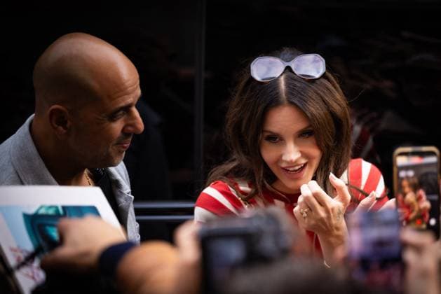 Lana Del Rey signs autographs outside Zimmermann during the Womenswear Collection Prêt à Porter Printemps Eté 2026 as part of Paris Fashion Week PFW , au Carreau du Temple, à Paris, France, le 6 octobre 2025 Julien Sarkissian Bestimage Lana Del Rey is seen outside Zimmermann during the Womenswear Spring Summer 2026 as part of Paris Fashion Week on October 06, 2025 in Paris, France Paris France  Copyright: xJulienxSarkissianx xBestimagexJulienxSarkissianx xBestimagex