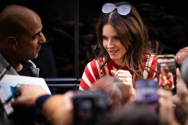 Lana Del Rey signs autographs outside Zimmermann during the Womenswear Collection Prêt à Porter Printemps Eté 2026 as part of Paris Fashion Week PFW , au Carreau du Temple, à Paris, France, le 6 octobre 2025 Julien Sarkissian Bestimage Lana Del Rey is seen outside Zimmermann during the Womenswear Spring Summer 2026 as part of Paris Fashion Week on October 06, 2025 in Paris, France Paris France  Copyright: xJulienxSarkissianx xBestimagexJulienxSarkissianx xBestimagex