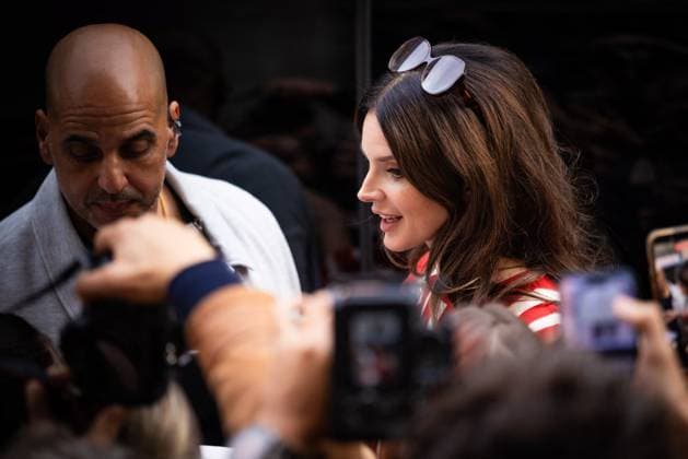 Lana Del Rey signs autographs outside Zimmermann during the Womenswear Collection Prêt à Porter Printemps Eté 2026 as part of Paris Fashion Week PFW , au Carreau du Temple, à Paris, France, le 6 octobre 2025 Julien Sarkissian Bestimage Lana Del Rey is seen outside Zimmermann during the Womenswear Spring Summer 2026 as part of Paris Fashion Week on October 06, 2025 in Paris, France Paris France  Copyright: xJulienxSarkissianx xBestimagexJulienxSarkissianx xBestimagex