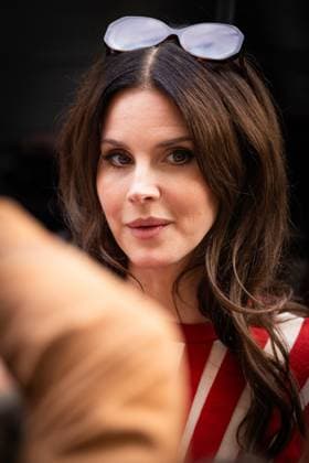 Lana Del Rey signs autographs outside Zimmermann during the Womenswear Collection Prêt à Porter Printemps Eté 2026 as part of Paris Fashion Week PFW , au Carreau du Temple, à Paris, France, le 6 octobre 2025 Julien Sarkissian Bestimage Lana Del Rey is seen outside Zimmermann during the Womenswear Spring Summer 2026 as part of Paris Fashion Week on October 06, 2025 in Paris, France Paris France  Copyright: xJulienxSarkissianx xBestimagexJulienxSarkissianx xBestimagex