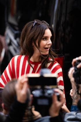 Lana Del Rey signs autographs outside Zimmermann during the Womenswear Collection Prêt à Porter Printemps Eté 2026 as part of Paris Fashion Week PFW , au Carreau du Temple, à Paris, France, le 6 octobre 2025 Julien Sarkissian Bestimage Lana Del Rey is seen outside Zimmermann during the Womenswear Spring Summer 2026 as part of Paris Fashion Week on October 06, 2025 in Paris, France Paris France  Copyright: xJulienxSarkissianx xBestimagexJulienxSarkissianx xBestimagex