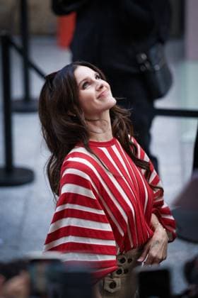 Lana Del Rey signs autographs outside Zimmermann during the Womenswear Collection Prêt à Porter Printemps Eté 2026 as part of Paris Fashion Week PFW , au Carreau du Temple, à Paris, France, le 6 octobre 2025 Julien Sarkissian Bestimage Lana Del Rey is seen outside Zimmermann during the Womenswear Spring Summer 2026 as part of Paris Fashion Week on October 06, 2025 in Paris, France Paris France  Copyright: xJulienxSarkissianx xBestimagexJulienxSarkissianx xBestimagex