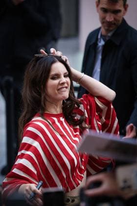 Lana Del Rey signs autographs outside Zimmermann during the Womenswear Collection Prêt à Porter Printemps Eté 2026 as part of Paris Fashion Week PFW , au Carreau du Temple, à Paris, France, le 6 octobre 2025 Julien Sarkissian Bestimage Lana Del Rey is seen outside Zimmermann during the Womenswear Spring Summer 2026 as part of Paris Fashion Week on October 06, 2025 in Paris, France Paris France  Copyright: xJulienxSarkissianx xBestimagexJulienxSarkissianx xBestimagex