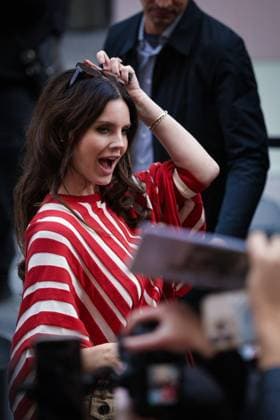 Lana Del Rey signs autographs outside Zimmermann during the Womenswear Collection Prêt à Porter Printemps Eté 2026 as part of Paris Fashion Week PFW , au Carreau du Temple, à Paris, France, le 6 octobre 2025 Julien Sarkissian Bestimage Lana Del Rey is seen outside Zimmermann during the Womenswear Spring Summer 2026 as part of Paris Fashion Week on October 06, 2025 in Paris, France Paris France  Copyright: xJulienxSarkissianx xBestimagexJulienxSarkissianx xBestimagex