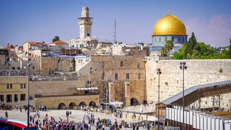 Jerusalem, Israel: Klagemauer, Tempelberg mit Felsendom, Minarett, Altstadt, UNESCO-Weltkulturerbe, religiöse Pilgerstätte, Judentum, Islam, interreligiöser Konflikt, Nahostkonflikt, Tourismus, Sicherheitspolitik, Israel-Politik, Palästina, religiöse Symbolik, internationale Diplomatie. *** Jerusalem, Israel Wailing Wall, Temple Mount with Dome of the Rock, minaret, Old City, UNESCO World Heritage Site, religious pilgrimage site, Judaism, Islam, interreligious conflict, Middle East conflict, tourism, security policy, Israel policy, Palestine, religious symbolism, international diplomacy Copyright: xJoeranxSteinsiekx