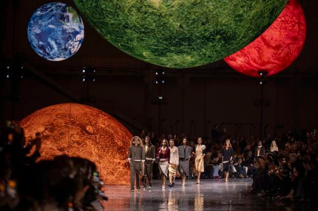 Chanel - Women Ready-to-wear Spring-Summer 2026 - Paris A model presents a creation by Chanel for the Women Ready-to-wear Spring-Summer 2026 collection as part of the Paris Fashion Week, at the Grand Palais, in Paris, on October 6, 2025.Photo by Eliot Blondet ABACAPRESS.COM Paris France France  Copyright: xBlondetxEliot ABACAx
