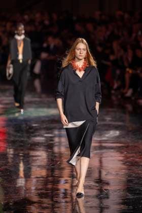 Chanel - Women Ready-to-wear Spring-Summer 2026 - Paris A model presents a creation by Chanel for the Women Ready-to-wear Spring-Summer 2026 collection as part of the Paris Fashion Week, at the Grand Palais, in Paris, on October 6, 2025.Photo by Eliot Blondet ABACAPRESS.COM Paris France France  Copyright: xBlondetxEliot ABACAx