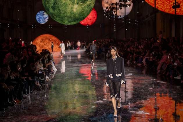 Chanel - Women Ready-to-wear Spring-Summer 2026 - Paris A model presents a creation by Chanel for the Women Ready-to-wear Spring-Summer 2026 collection as part of the Paris Fashion Week, at the Grand Palais, in Paris, on October 6, 2025.Photo by Eliot Blondet ABACAPRESS.COM Paris France France  Copyright: xBlondetxEliot ABACAx