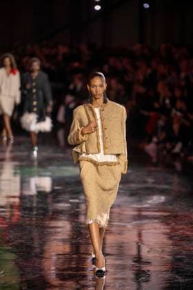 Chanel - Women Ready-to-wear Spring-Summer 2026 - Paris A model presents a creation by Chanel for the Women Ready-to-wear Spring-Summer 2026 collection as part of the Paris Fashion Week, at the Grand Palais, in Paris, on October 6, 2025.Photo by Eliot Blondet ABACAPRESS.COM Paris France France  Copyright: xBlondetxEliot ABACAx
