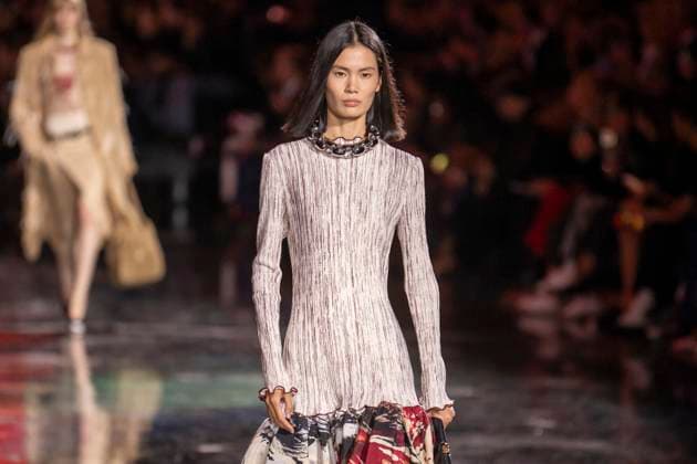 Chanel - Women Ready-to-wear Spring-Summer 2026 - Paris A model presents a creation by Chanel for the Women Ready-to-wear Spring-Summer 2026 collection as part of the Paris Fashion Week, at the Grand Palais, in Paris, on October 6, 2025.Photo by Eliot Blondet ABACAPRESS.COM Paris France France  Copyright: xBlondetxEliot ABACAx