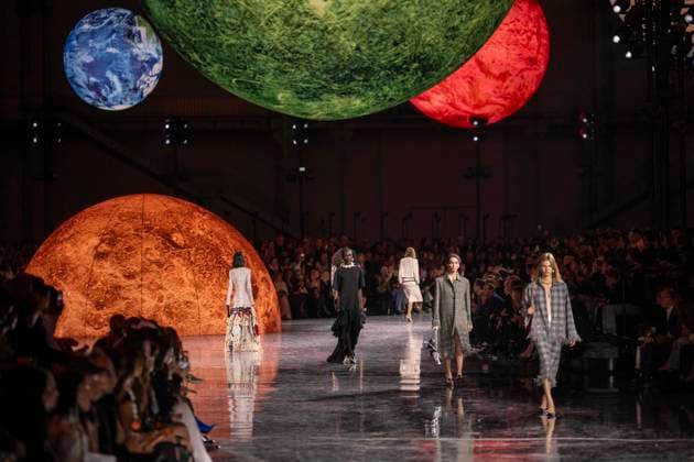 Chanel - Women Ready-to-wear Spring-Summer 2026 - Paris A model presents a creation by Chanel for the Women Ready-to-wear Spring-Summer 2026 collection as part of the Paris Fashion Week, at the Grand Palais, in Paris, on October 6, 2025.Photo by Eliot Blondet ABACAPRESS.COM Paris France France  Copyright: xBlondetxEliot ABACAx