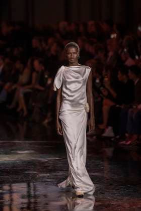 Chanel - Women Ready-to-wear Spring-Summer 2026 - Paris A model presents a creation by Chanel for the Women Ready-to-wear Spring-Summer 2026 collection as part of the Paris Fashion Week, at the Grand Palais, in Paris, on October 6, 2025.Photo by Eliot Blondet ABACAPRESS.COM Paris France France  Copyright: xBlondetxEliot ABACAx
