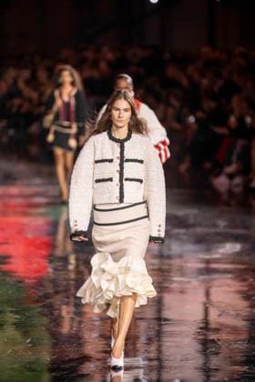 Chanel - Women Ready-to-wear Spring-Summer 2026 - Paris A model presents a creation by Chanel for the Women Ready-to-wear Spring-Summer 2026 collection as part of the Paris Fashion Week, at the Grand Palais, in Paris, on October 6, 2025.Photo by Eliot Blondet ABACAPRESS.COM Paris France France  Copyright: xBlondetxEliot ABACAx
