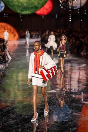 Chanel - Women Ready-to-wear Spring-Summer 2026 - Paris A model presents a creation by Chanel for the Women Ready-to-wear Spring-Summer 2026 collection as part of the Paris Fashion Week, at the Grand Palais, in Paris, on October 6, 2025.Photo by Eliot Blondet ABACAPRESS.COM Paris France France  Copyright: xBlondetxEliot ABACAx