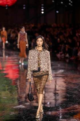 Chanel - Women Ready-to-wear Spring-Summer 2026 - Paris A model presents a creation by Chanel for the Women Ready-to-wear Spring-Summer 2026 collection as part of the Paris Fashion Week, at the Grand Palais, in Paris, on October 6, 2025.Photo by Eliot Blondet ABACAPRESS.COM Paris France France  Copyright: xBlondetxEliot ABACAx