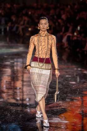 Chanel - Women Ready-to-wear Spring-Summer 2026 - Paris A model presents a creation by Chanel for the Women Ready-to-wear Spring-Summer 2026 collection as part of the Paris Fashion Week, at the Grand Palais, in Paris, on October 6, 2025.Photo by Eliot Blondet ABACAPRESS.COM Paris France France  Copyright: xBlondetxEliot ABACAx