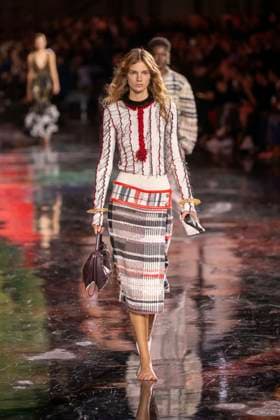 Chanel - Women Ready-to-wear Spring-Summer 2026 - Paris A model presents a creation by Chanel for the Women Ready-to-wear Spring-Summer 2026 collection as part of the Paris Fashion Week, at the Grand Palais, in Paris, on October 6, 2025.Photo by Eliot Blondet ABACAPRESS.COM Paris France France  Copyright: xBlondetxEliot ABACAx