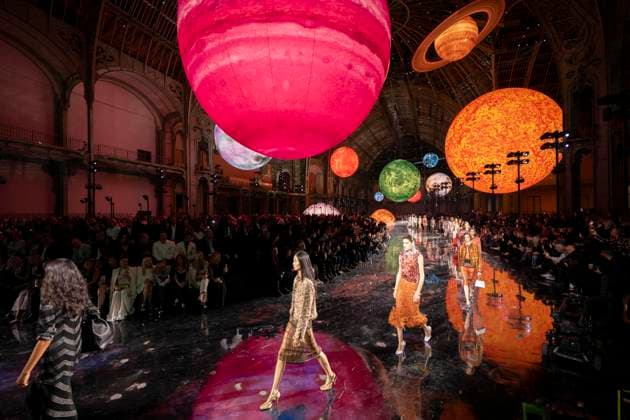 Chanel - Women Ready-to-wear Spring-Summer 2026 - Paris A model presents a creation by Chanel for the Women Ready-to-wear Spring-Summer 2026 collection as part of the Paris Fashion Week, at the Grand Palais, in Paris, on October 6, 2025.Photo by Eliot Blondet ABACAPRESS.COM Paris France France  Copyright: xBlondetxEliot ABACAx