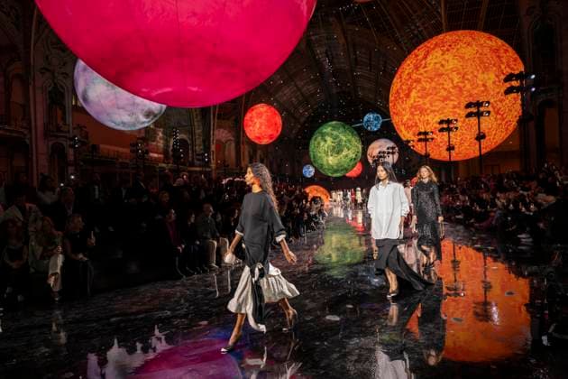 Chanel - Women Ready-to-wear Spring-Summer 2026 - Paris A model presents a creation by Chanel for the Women Ready-to-wear Spring-Summer 2026 collection as part of the Paris Fashion Week, at the Grand Palais, in Paris, on October 6, 2025.Photo by Eliot Blondet ABACAPRESS.COM Paris France France  Copyright: xBlondetxEliot ABACAx