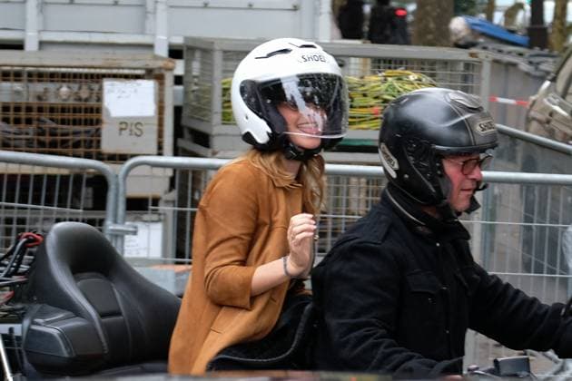 PFW - Emma Watson Leaving Miu Miu Show On Moto Taxi Emma Watson was spotted leaving the Miu Miu fashion show aboard a motorcycle taxi during the Paris Fashion Week Womenswear Spring Summer 2026 in Paris, France on October 6, 2025. She wore a tan suede coat over a blush pink mini dress, paired with black patent heels, a structured black handbag, and slim oval sunglasses as she stuck out her tongue and waved to fans and photographers while departing the event in style. Photo by Robin Psaila ABACAPRESS.COM Paris France  Copyright: xPsailaxRobin ABACAx