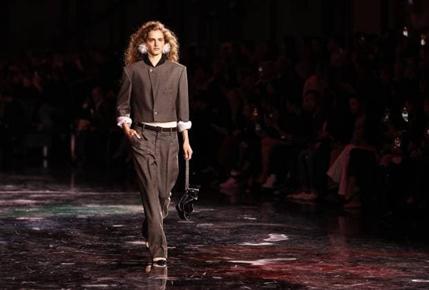 (251007) -- PARIS, Oct. 7, 2025 -- A model presents creations by designer Matthieu Blazy as part of his Spring Summer 2026 Women s ready-to-wear collection show for the French fashion house Chanel during the Paris Fashion Week, in Paris, France, on Oct. 6, 2025. ) FRANCE-PARIS-FASHION WEEK-CHANEL GaoxJing 