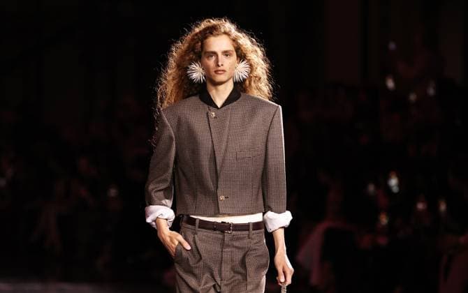 (251007) -- PARIS, Oct. 7, 2025 -- A model presents creations by designer Matthieu Blazy as part of his Spring Summer 2026 Women s ready-to-wear collection show for the French fashion house Chanel during the Paris Fashion Week, in Paris, France, on Oct. 6, 2025. ) FRANCE-PARIS-FASHION WEEK-CHANEL GaoxJing 