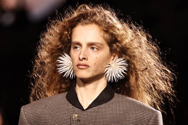 (251007) -- PARIS, Oct. 7, 2025 -- A model presents creations by designer Matthieu Blazy as part of his Spring Summer 2026 Women s ready-to-wear collection show for the French fashion house Chanel during the Paris Fashion Week, in Paris, France, on Oct. 6, 2025. ) FRANCE-PARIS-FASHION WEEK-CHANEL GaoxJing 