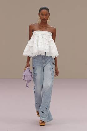 PFW - Zimmermann Runway A model walks the runway during the Zimmermann Womenswear Spring Summer 2026 show as part of Paris Fashion Week on October 6, 2025 in Paris, France. Photo by Alain-Gil Gonzalez ABACAPRESS.COM Paris France  Copyright: xGonzalezxAlain-Gil ABACAx