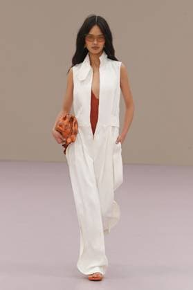 PFW - Zimmermann Runway A model walks the runway during the Zimmermann Womenswear Spring Summer 2026 show as part of Paris Fashion Week on October 6, 2025 in Paris, France. Photo by Alain-Gil Gonzalez ABACAPRESS.COM Paris France  Copyright: xGonzalezxAlain-Gil ABACAx