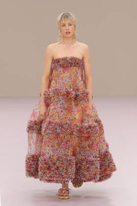PFW - Zimmermann Runway A model walks the runway during the Zimmermann Womenswear Spring Summer 2026 show as part of Paris Fashion Week on October 6, 2025 in Paris, France. Photo by Alain-Gil Gonzalez ABACAPRESS.COM Paris France  Copyright: xGonzalezxAlain-Gil ABACAx