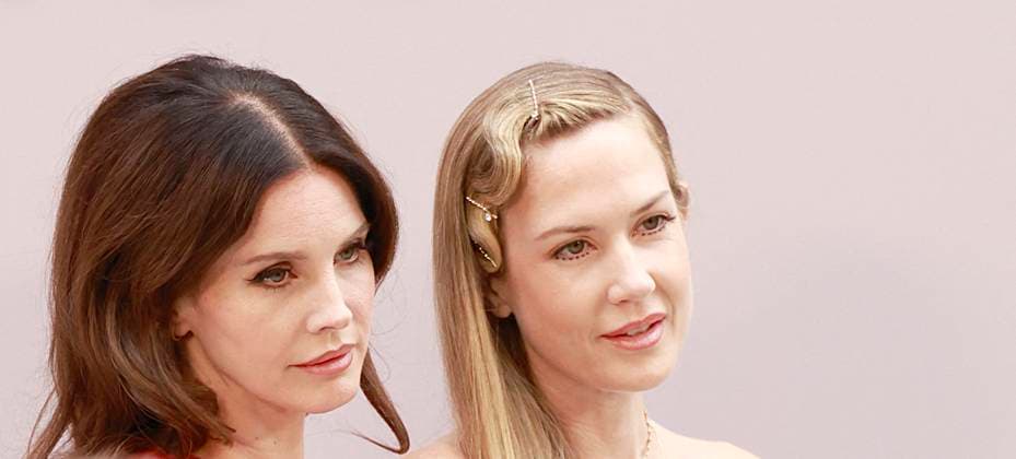 Lana Del Rey and her sister Caroline Grant The arrivals of the ZIMMERMANN fashion show during Paris Fashion Week, Prêt à Porter Femme Printemps Été 2026 at the Carreau du Temple in Paris, Monday, October 6, 2025 Paris France  Copyright: xChristophexAubertxviaxBestimagexChristophexAubertxviaxBestimagex
