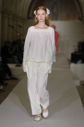 PFW - Agnes B Runway A model walks the runway during the Agnès b Ready to Wear Spring Summer 2026 fashion show as part of the Paris Fashion Week on October 6, 2025 in Paris, France. Photo by Alain-Gil Gonzalez ABACAPRESS.COM Paris France  Copyright: xGonzalezxAlain-Gil ABACAx