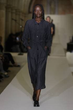 PFW - Agnes B Runway A model walks the runway during the Agnès b Ready to Wear Spring Summer 2026 fashion show as part of the Paris Fashion Week on October 6, 2025 in Paris, France. Photo by Alain-Gil Gonzalez ABACAPRESS.COM Paris France  Copyright: xGonzalezxAlain-Gil ABACAx