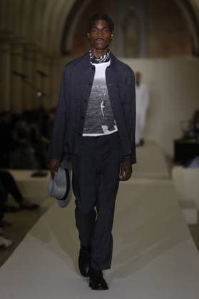 PFW - Agnes B Runway A model walks the runway during the Agnès b Ready to Wear Spring Summer 2026 fashion show as part of the Paris Fashion Week on October 6, 2025 in Paris, France. Photo by Alain-Gil Gonzalez ABACAPRESS.COM Paris France  Copyright: xGonzalezxAlain-Gil ABACAx