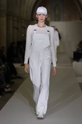 PFW - Agnes B Runway A model walks the runway during the Agnès b Ready to Wear Spring Summer 2026 fashion show as part of the Paris Fashion Week on October 6, 2025 in Paris, France. Photo by Alain-Gil Gonzalez ABACAPRESS.COM Paris France  Copyright: xGonzalezxAlain-Gil ABACAx