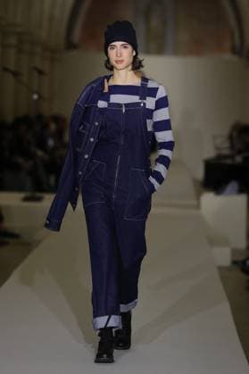 PFW - Agnes B Runway A model walks the runway during the Agnès b Ready to Wear Spring Summer 2026 fashion show as part of the Paris Fashion Week on October 6, 2025 in Paris, France. Photo by Alain-Gil Gonzalez ABACAPRESS.COM Paris France  Copyright: xGonzalezxAlain-Gil ABACAx