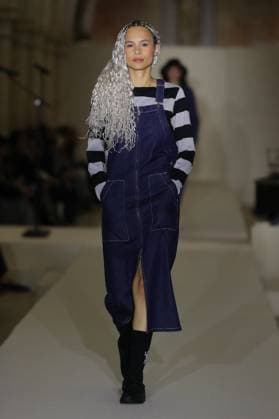 PFW - Agnes B Runway A model walks the runway during the Agnès b Ready to Wear Spring Summer 2026 fashion show as part of the Paris Fashion Week on October 6, 2025 in Paris, France. Photo by Alain-Gil Gonzalez ABACAPRESS.COM Paris France  Copyright: xGonzalezxAlain-Gil ABACAx