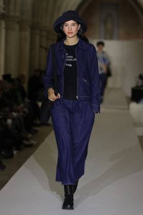 PFW - Agnes B Runway A model walks the runway during the Agnès b Ready to Wear Spring Summer 2026 fashion show as part of the Paris Fashion Week on October 6, 2025 in Paris, France. Photo by Alain-Gil Gonzalez ABACAPRESS.COM Paris France  Copyright: xGonzalezxAlain-Gil ABACAx