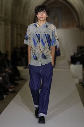 PFW - Agnes B Runway A model walks the runway during the Agnès b Ready to Wear Spring Summer 2026 fashion show as part of the Paris Fashion Week on October 6, 2025 in Paris, France. Photo by Alain-Gil Gonzalez ABACAPRESS.COM Paris France  Copyright: xGonzalezxAlain-Gil ABACAx