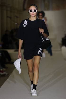 PFW - Agnes B Runway A model walks the runway during the Agnès b Ready to Wear Spring Summer 2026 fashion show as part of the Paris Fashion Week on October 6, 2025 in Paris, France. Photo by Alain-Gil Gonzalez ABACAPRESS.COM Paris France  Copyright: xGonzalezxAlain-Gil ABACAx