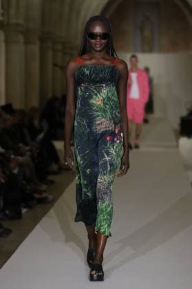 PFW - Agnes B Runway A model walks the runway during the Agnès b Ready to Wear Spring Summer 2026 fashion show as part of the Paris Fashion Week on October 6, 2025 in Paris, France. Photo by Alain-Gil Gonzalez ABACAPRESS.COM Paris France  Copyright: xGonzalezxAlain-Gil ABACAx